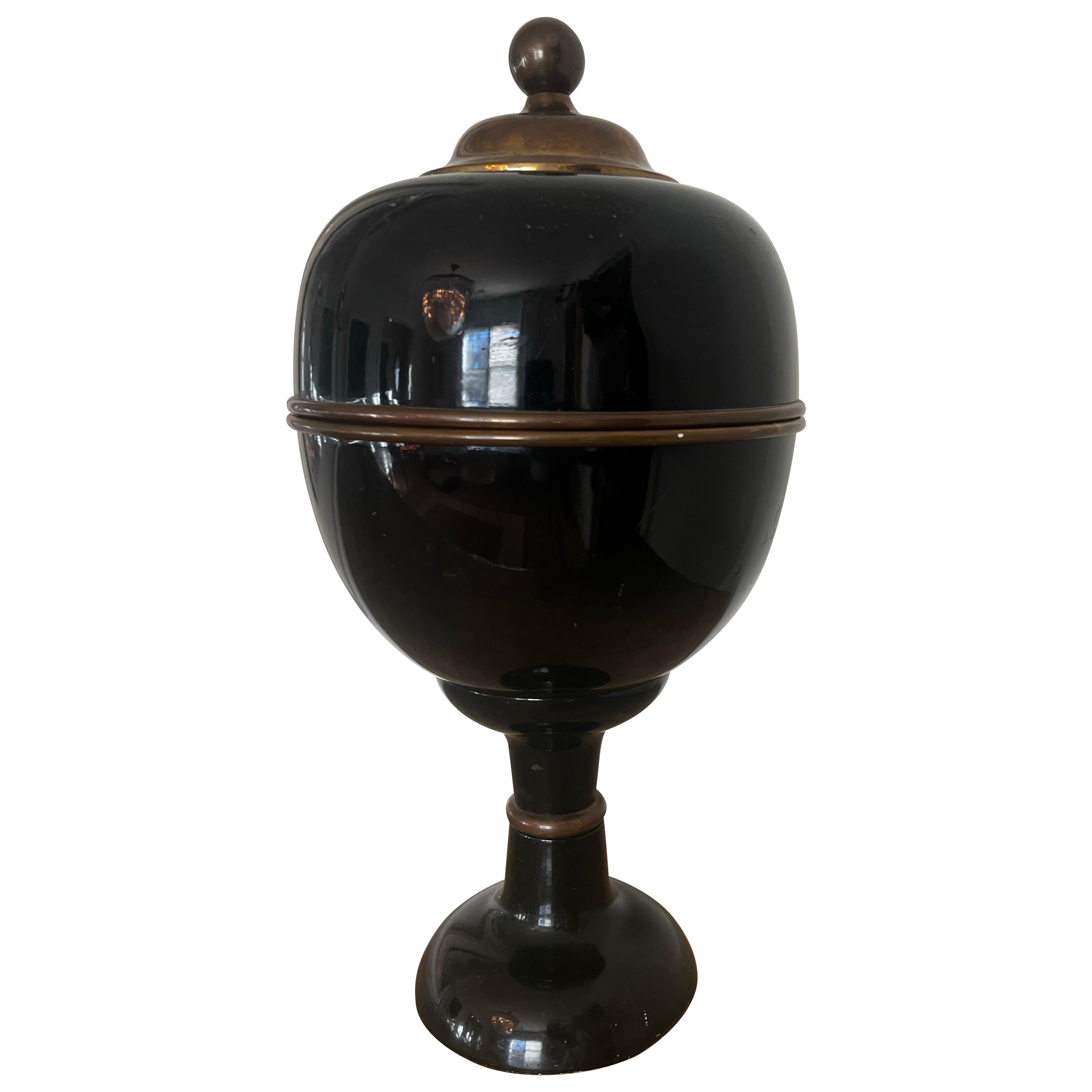 Urna decorativa grande in smalto nero con dettagli in ottone