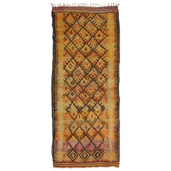 Tapis de couloir marocain vintage avec motif géométrique tribal