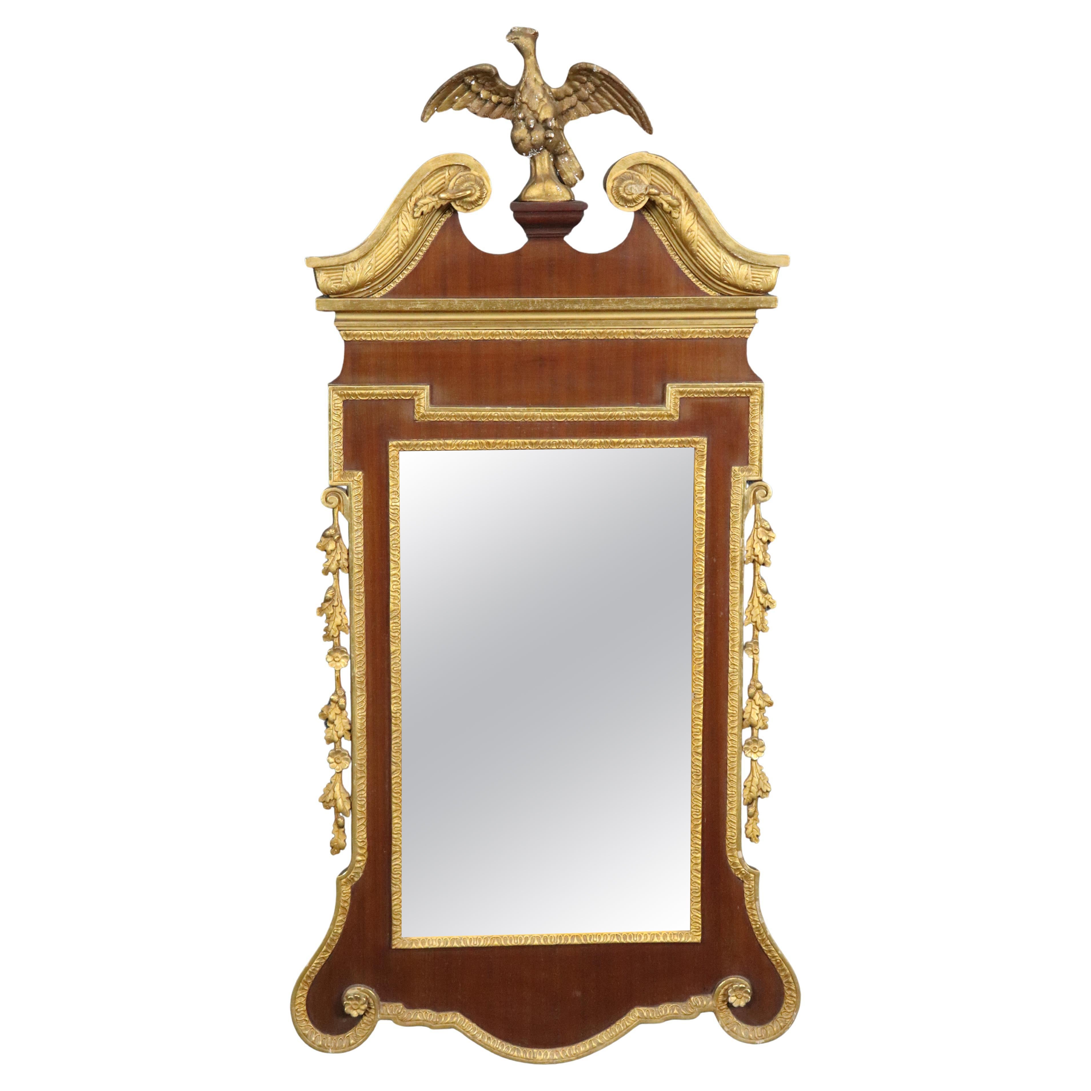 Antique miroir mural fédéral américain du centenaire, sculpté d'un aigle et en acajou doré