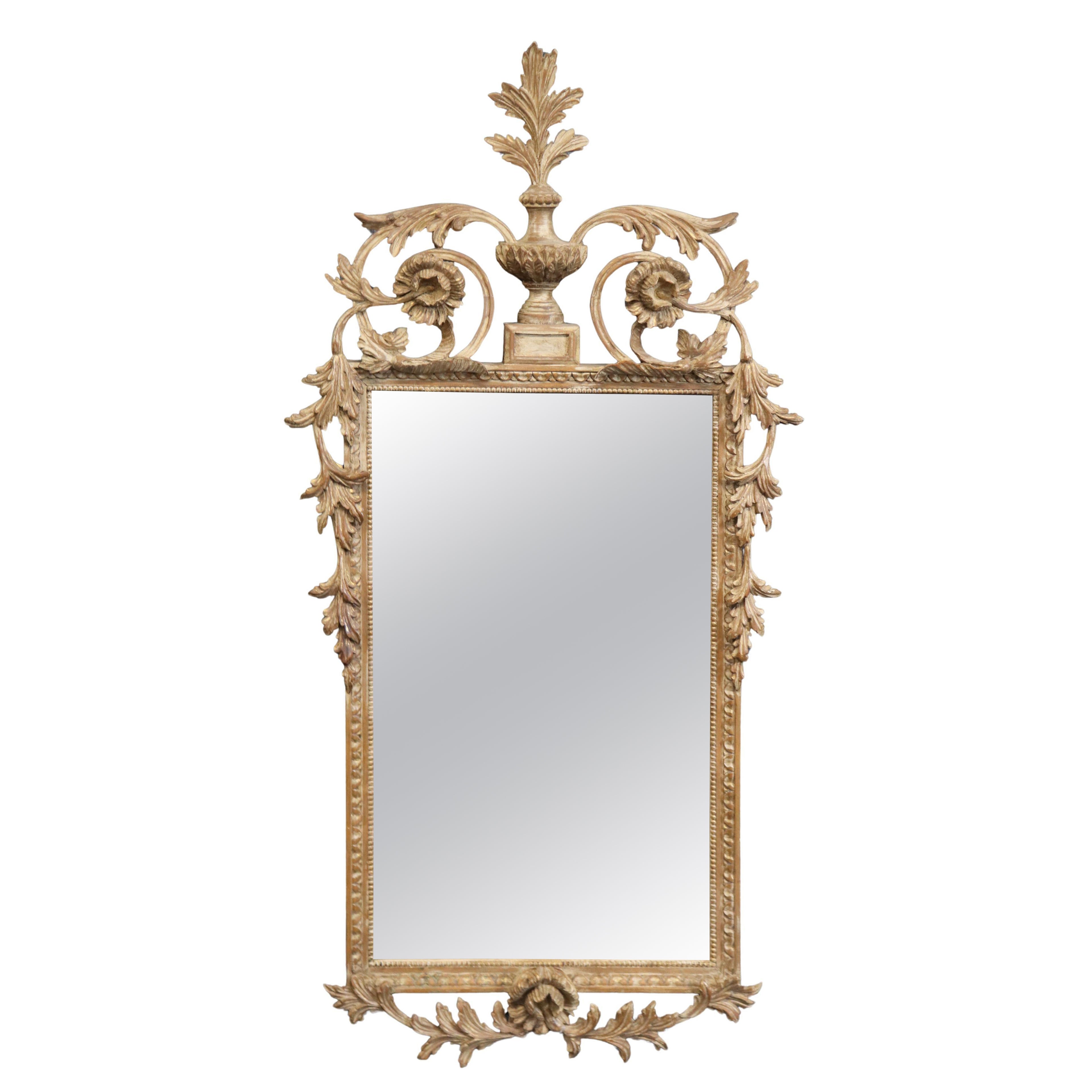 Miroir Louis XV français ancien en bois doré sculpté avec argent patiné au dos en vente