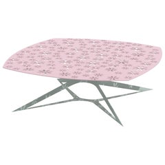 Moderno tavolino quadrato da centro per esterni rosa e grigio con design floreale