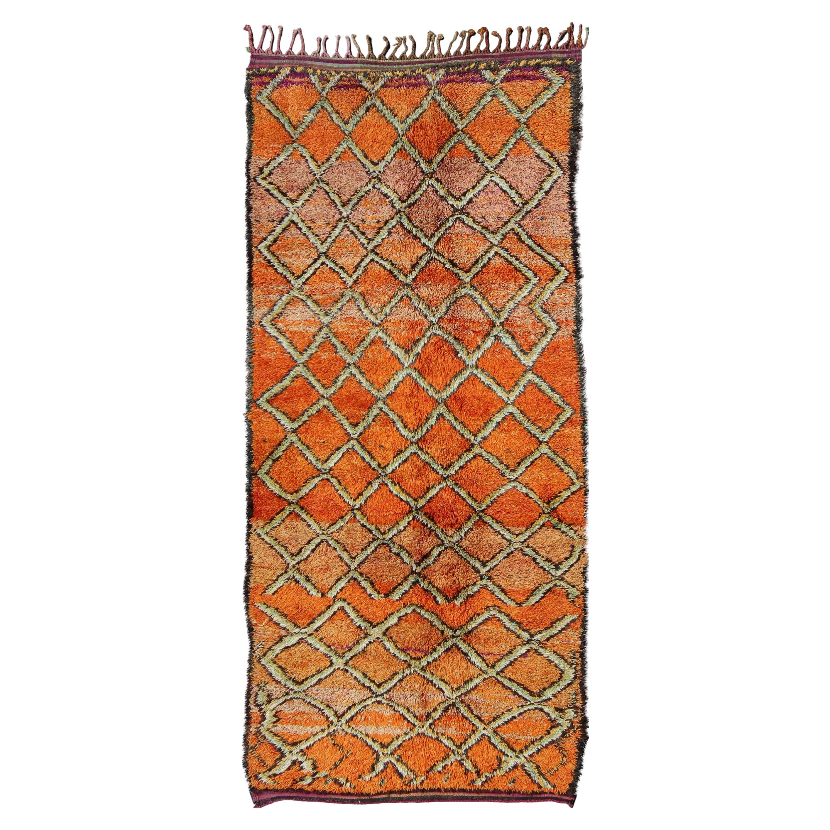 Breiter marokkanischer Vintage-Läufer, Galerieteppich mit Diamantmuster in Orange und Grün