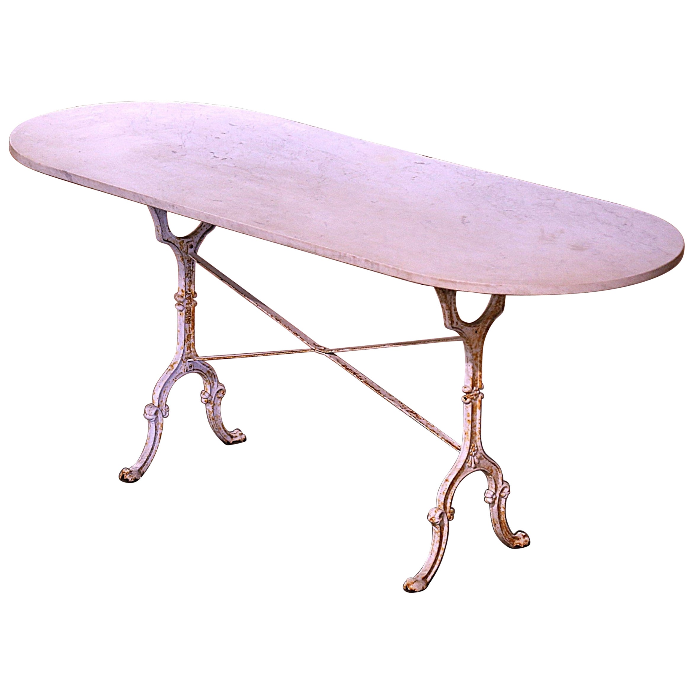 Table de bistrot française du début du 20e siècle avec plateau ovale en marbre et fer peint en blanc