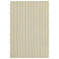 Rug & Kilim è un kilim contemporaneo a strisce blu e crema.