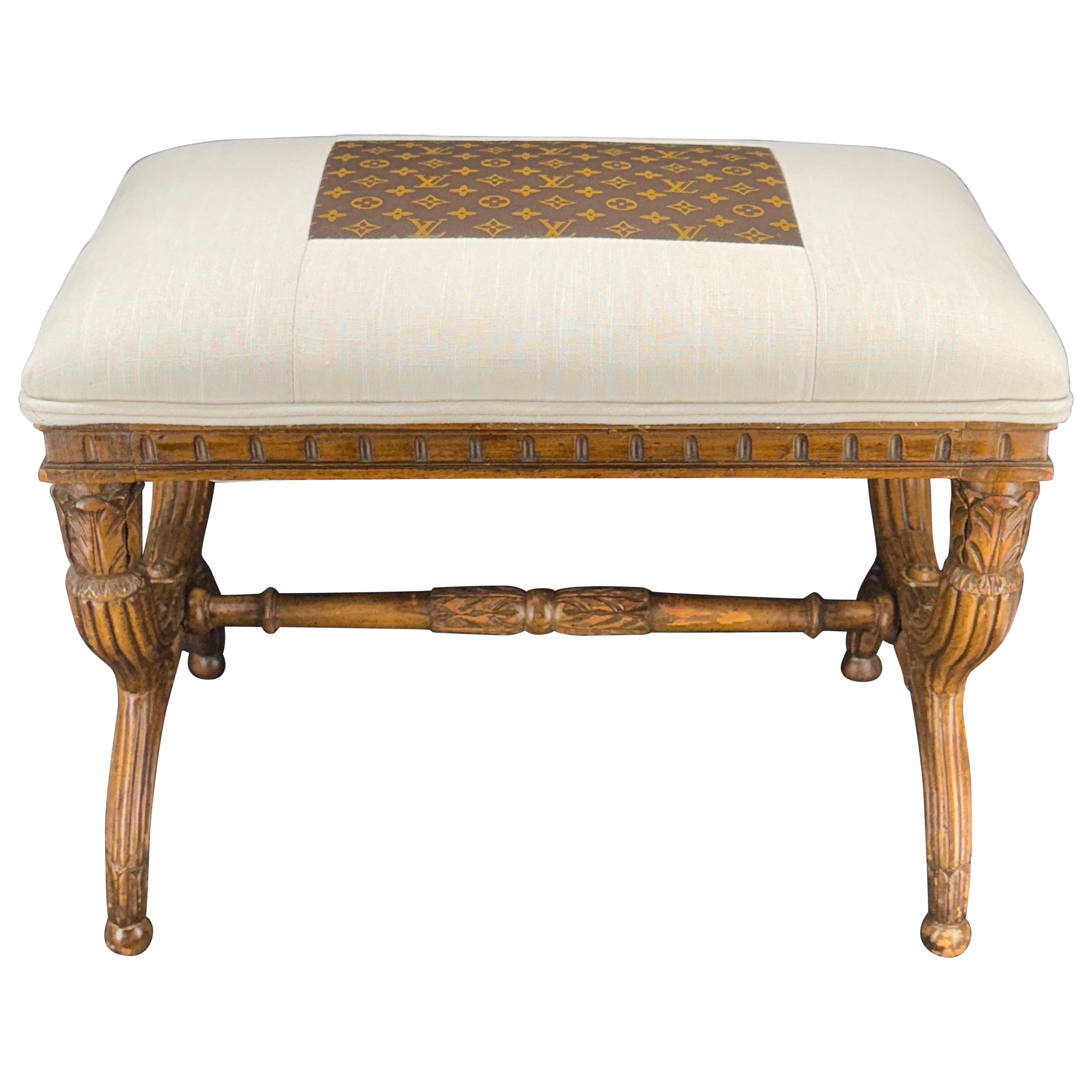 Hockerbank aus Holz, gepolstert mit Louis Vuitton-Monogramm-Stoff im Angebot