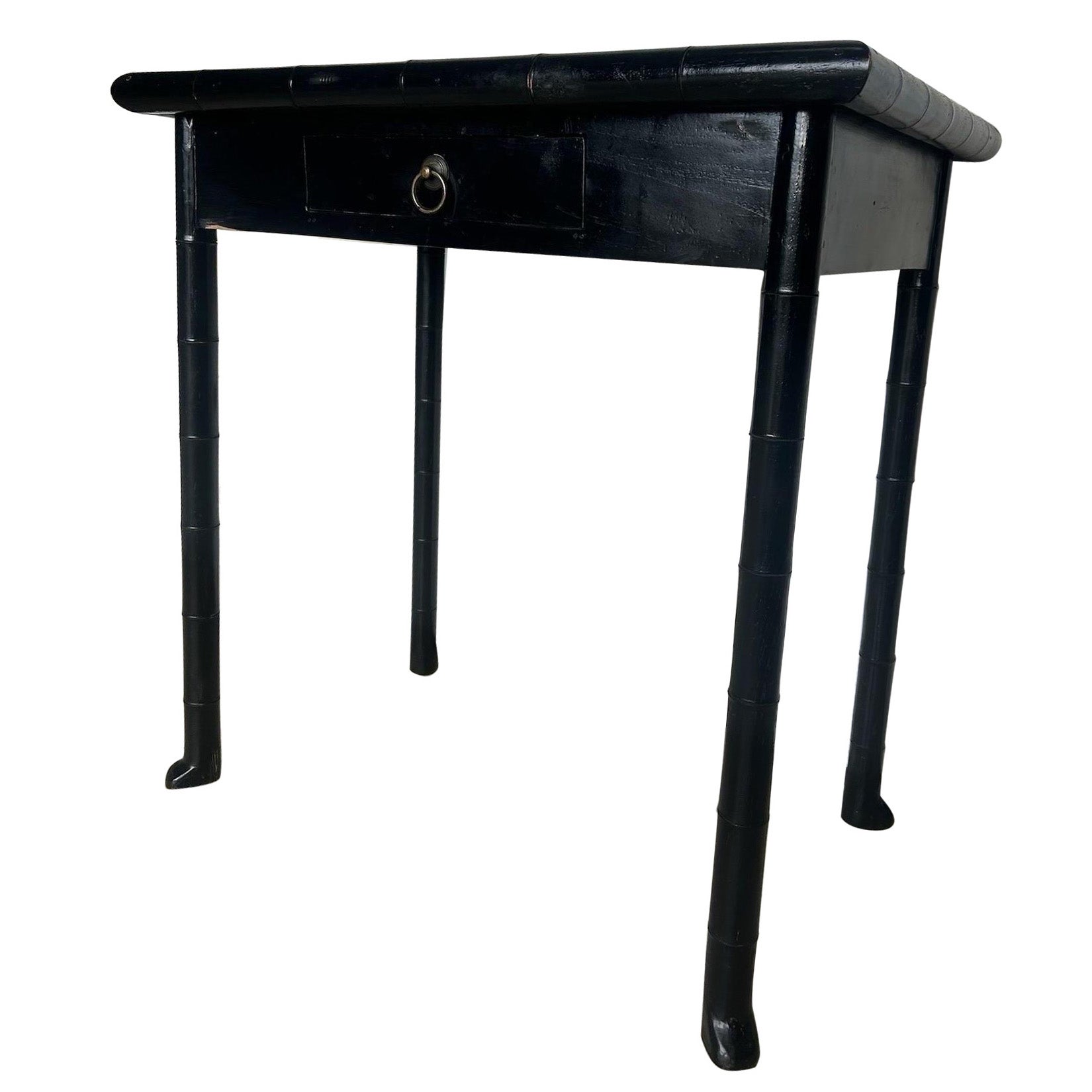 Table d'appoint en faux bambou noir du 19e siècle avec tiroir et pieds évasés. en vente