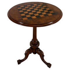 Mesa de juegos con tablero de ajedrez de nogal de calidad victoriana antigua