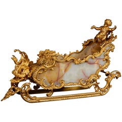 Insolite Chariot de traîneau français en bronze & Centre de table en onyx avec Cupidon et cygne