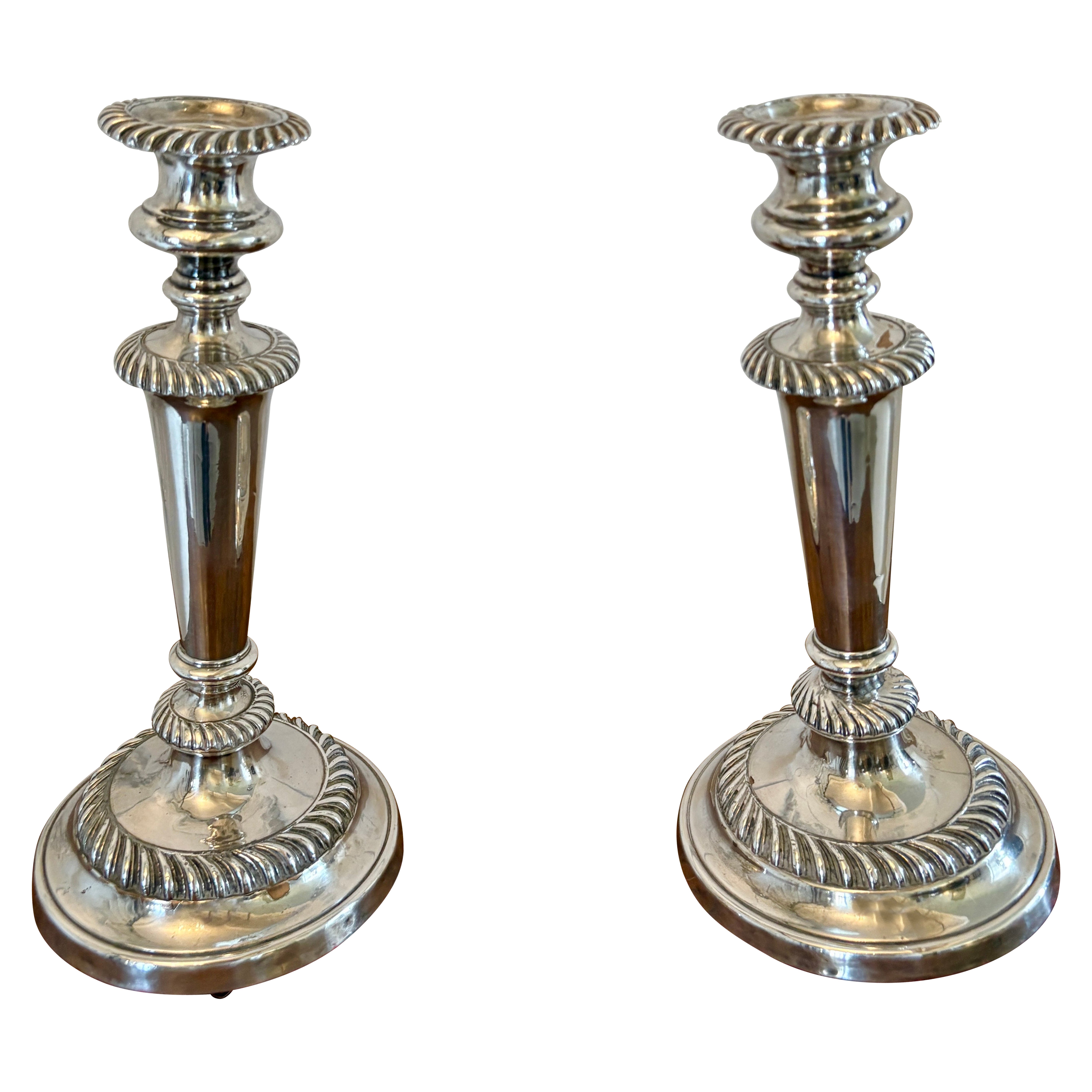 Pareja de candelabros antiguos victorianos plateados de calidad