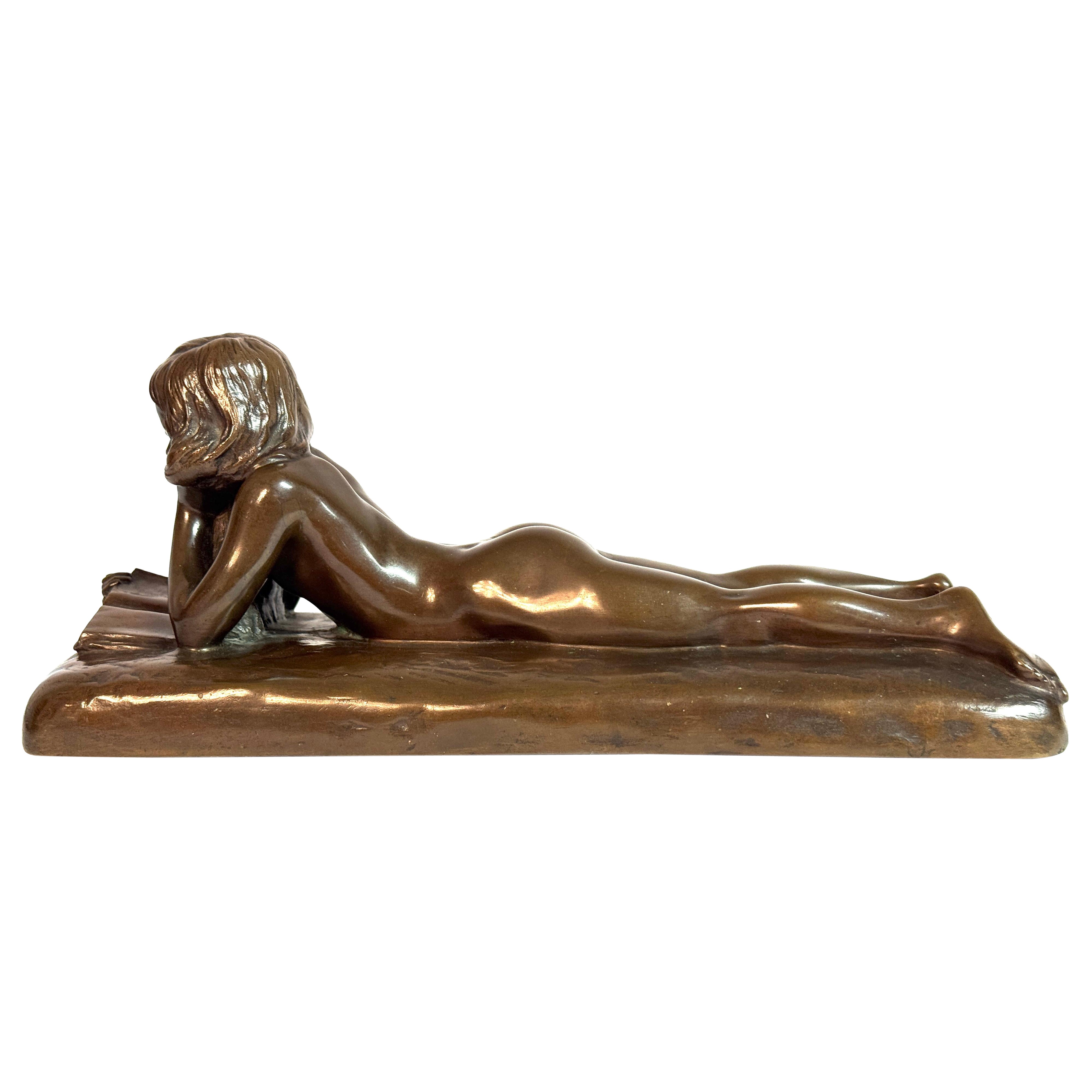 Scultura in bronzo "Nudo reclinato con libro" di Johannes Seiler