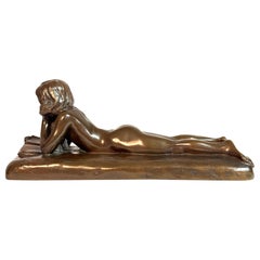 Escultura de bronce "Desnudo recostado con libro" de Johannes Seiler