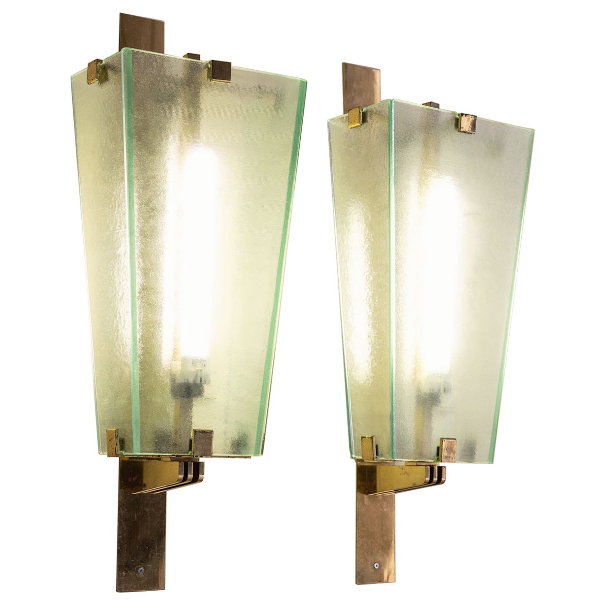 Elegante coppia di lampade da parete. Italia, anni '60