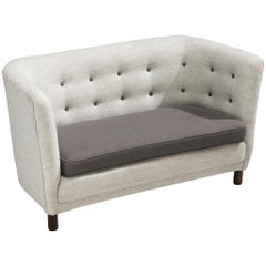 Skandinavisch-modernes Settee oder Sofa mit grauer Polsterung