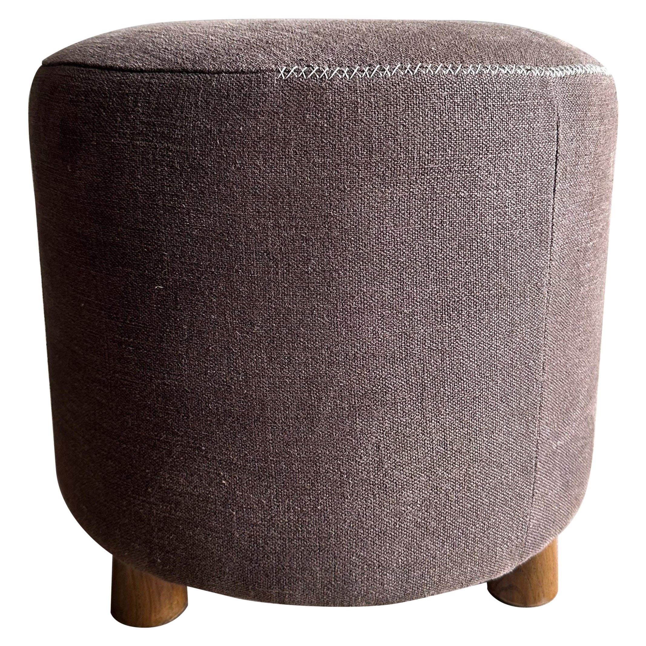 Sgabello rotondo in lino marrone Coco con dettagli cuciti a mano e gambe in Oak bianco in vendita