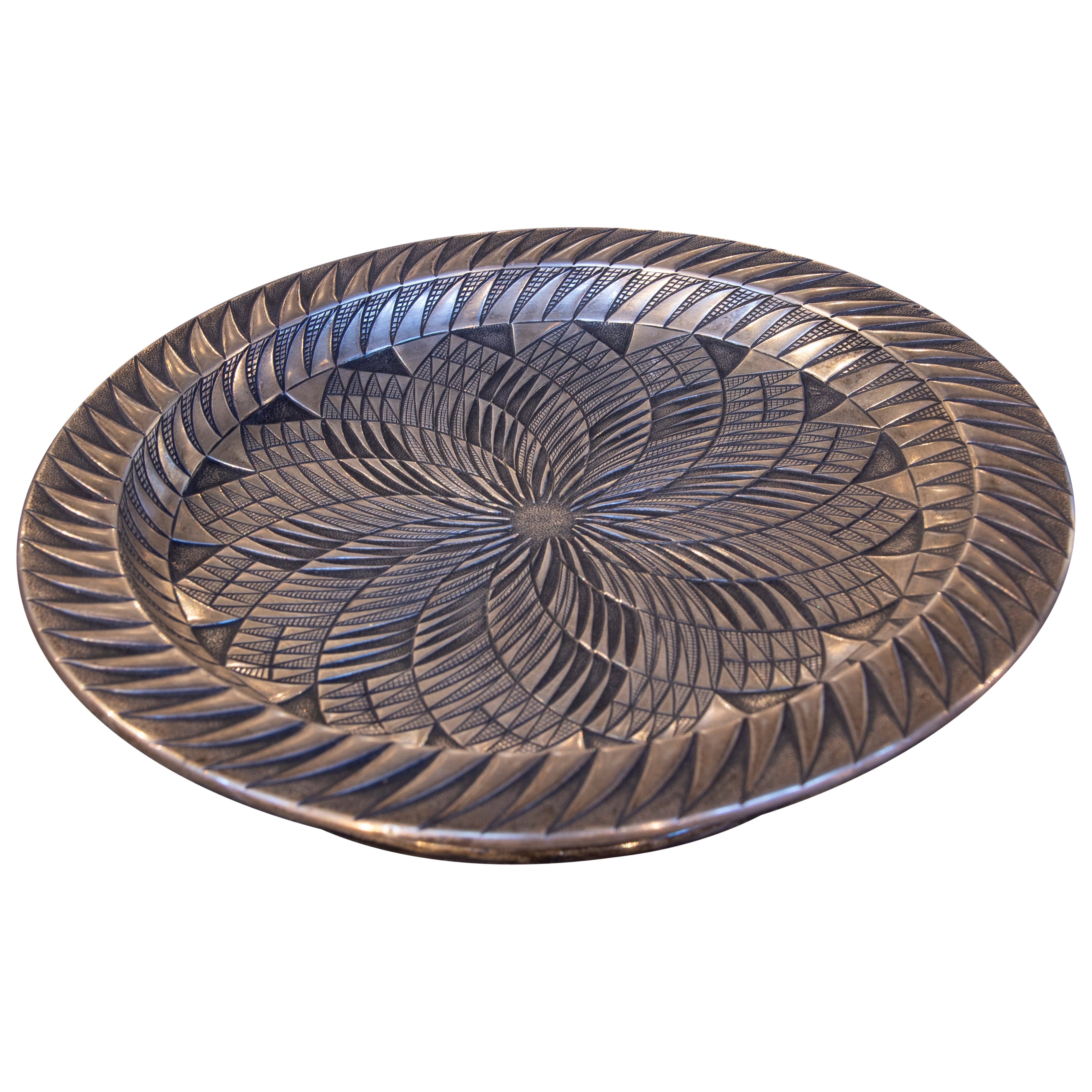 Assiette décorative ronde des années 1970 avec gravure géométrique en vente
