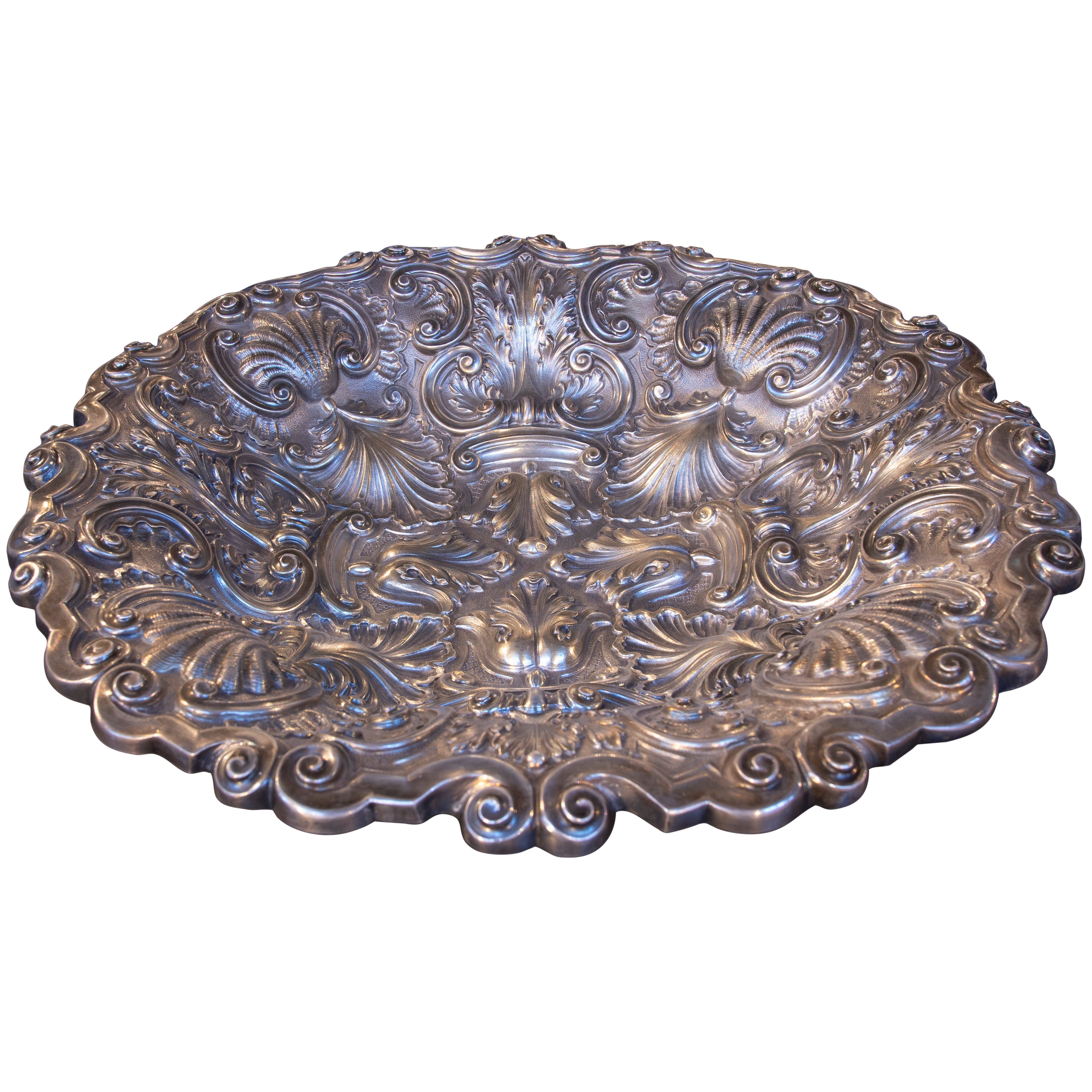 Fuente de plata repujada de los años 50 con diseño ornamental