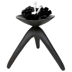 Challis de Cerámica de Arcilla Desnuda con Esmalte Negro y Acentos Blancos