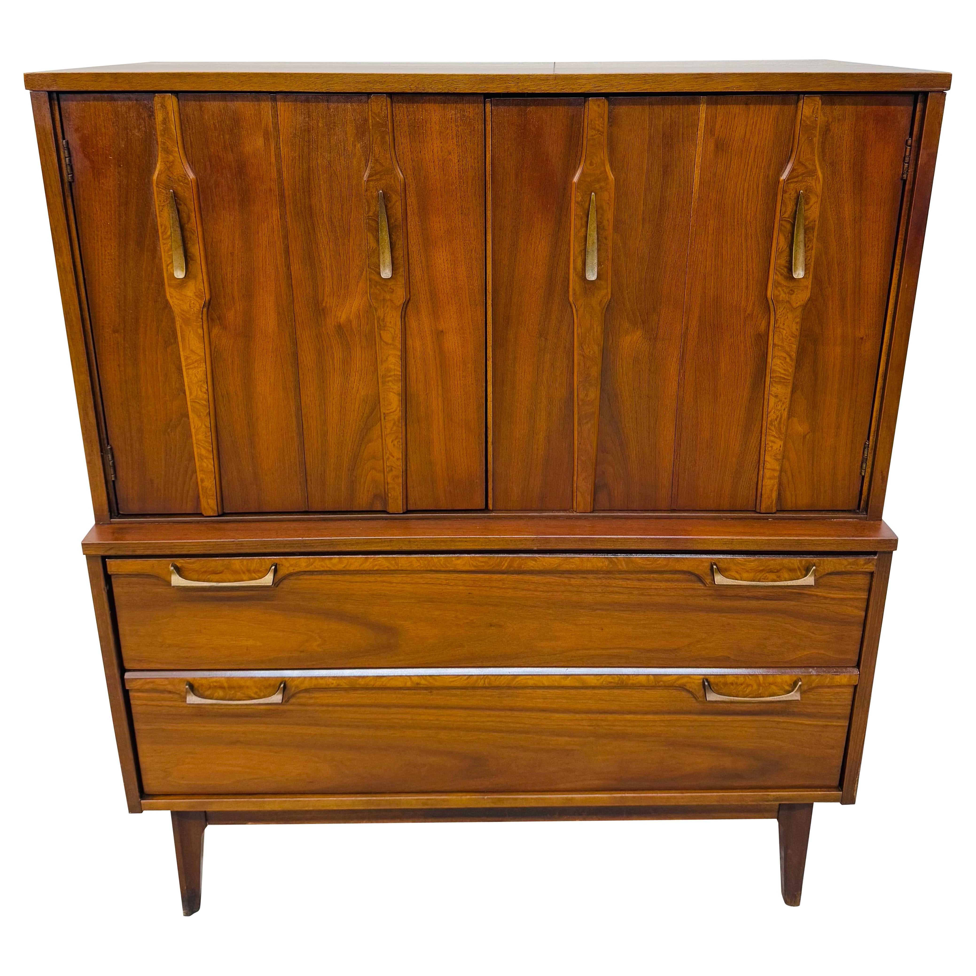 Mid-Century Modern Brasilia Style Nussbaum Hochkommode