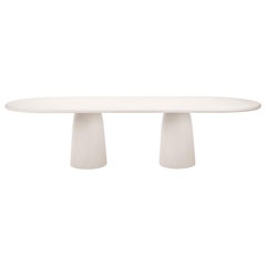 Table "Menhir" contemporaine arrondie en plâtre naturel 240 cm par Isabelle Beaumont
