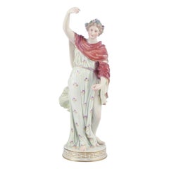 Meissen, Alemania. Figura de porcelana de Flora con corona de flores en el pelo.