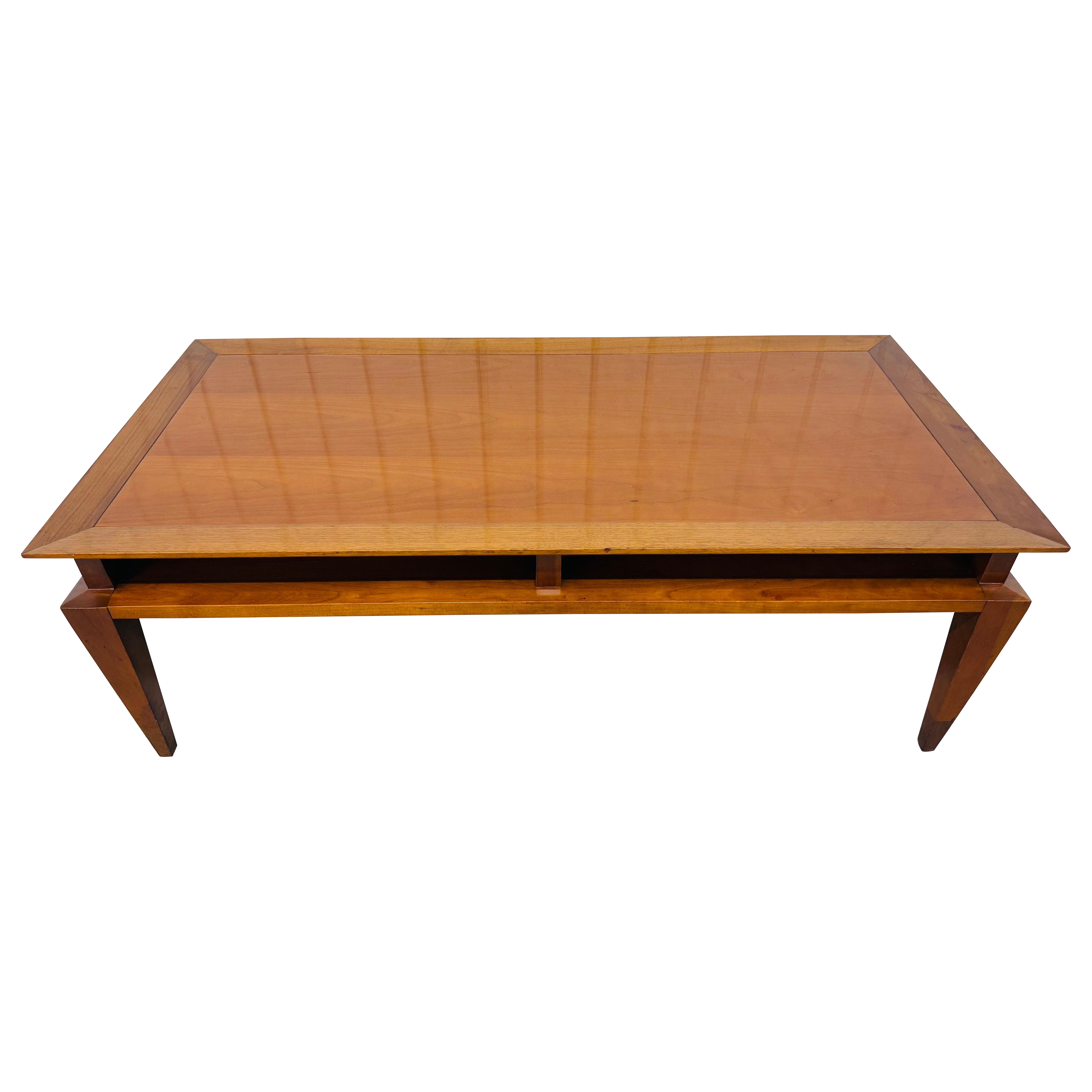 Mid-Century Modern Cherry Wood Couchtisch im Angebot