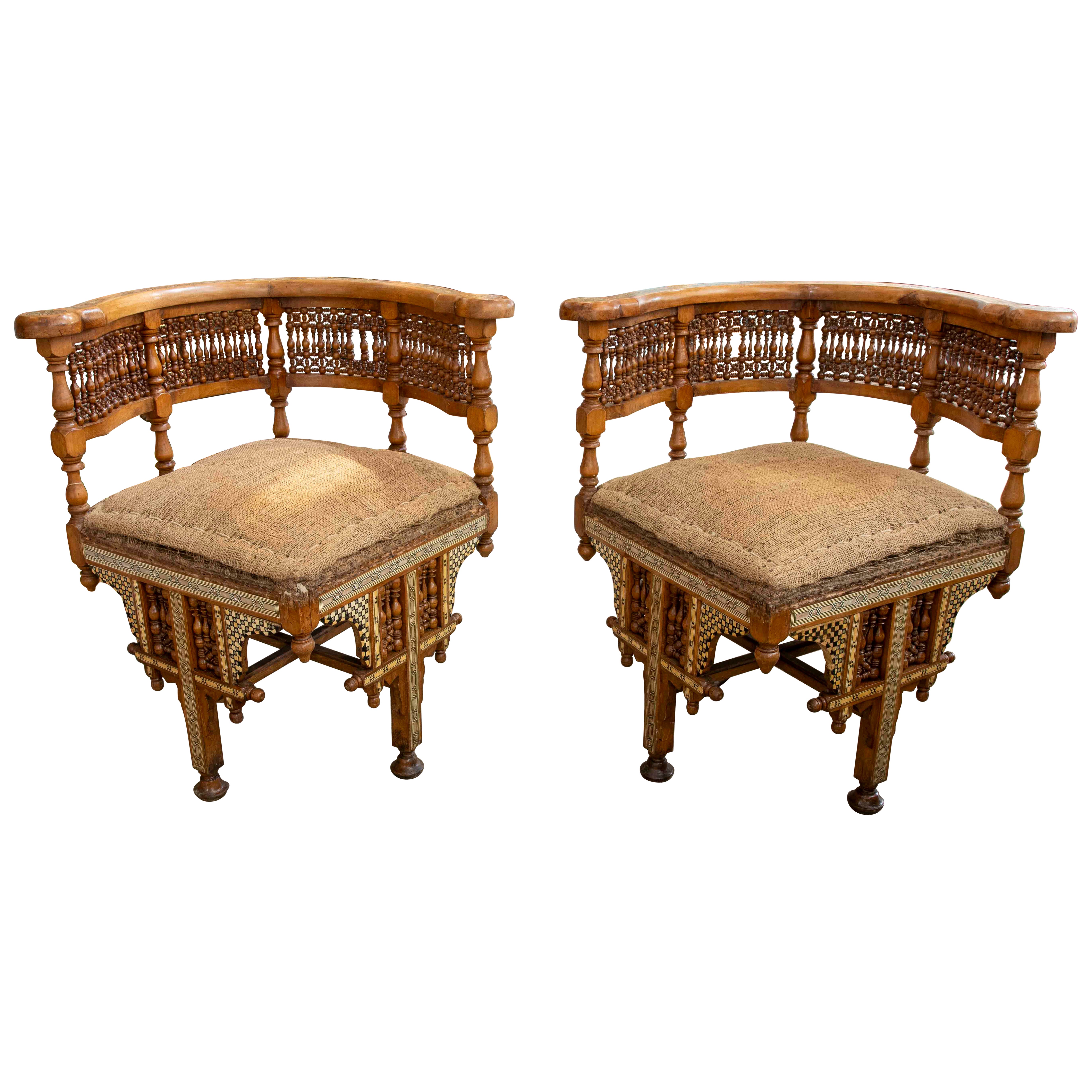 Paire de chaises d'angle marocaines sculptées à la main avec incrustations, années 1850