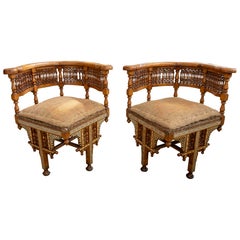 Paire de chaises d'angle marocaines sculptées à la main avec incrustations, années 1850