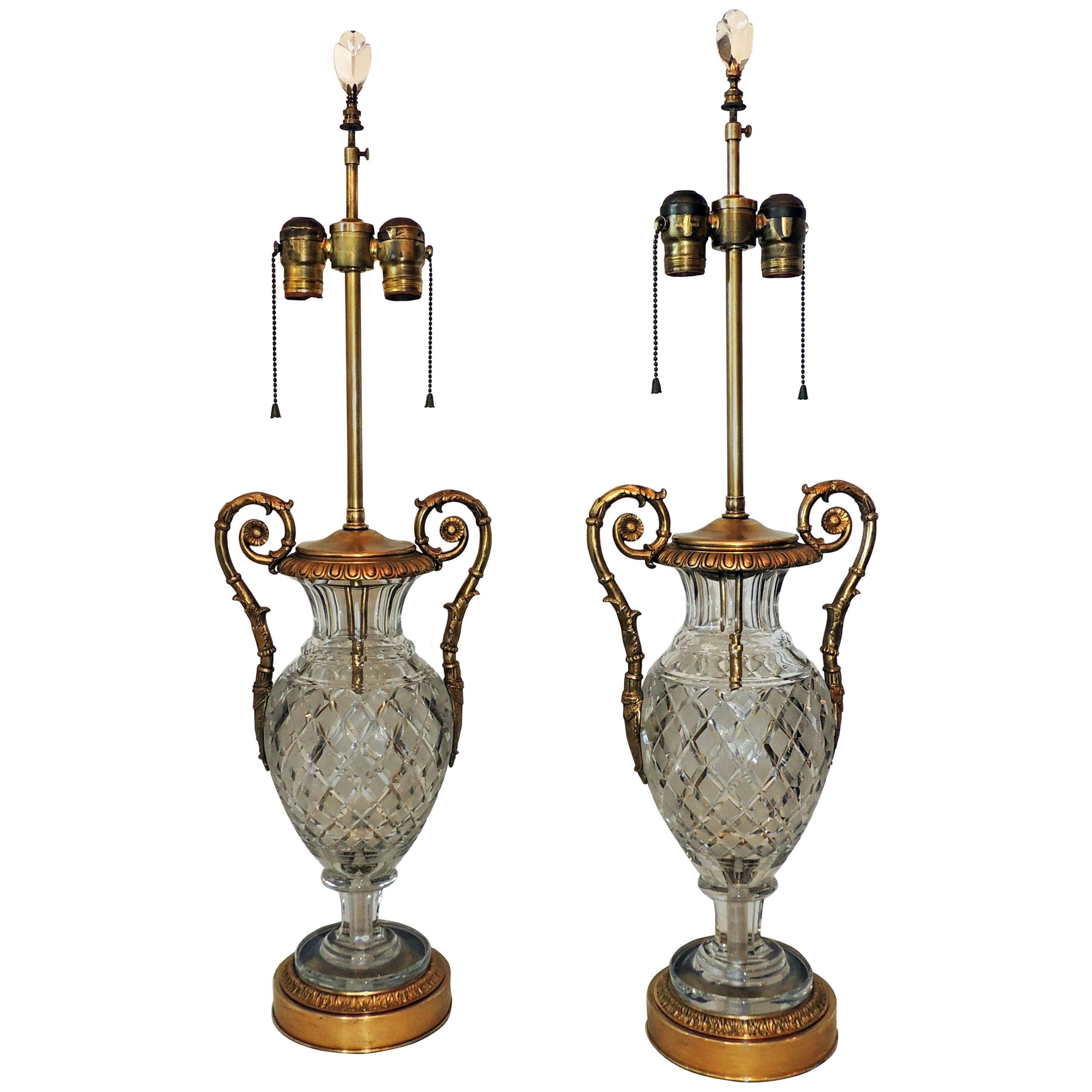 Magnifique paire de lampes néoclassiques en cristal taillé, doré et bronze monté sur bronze doré en vente