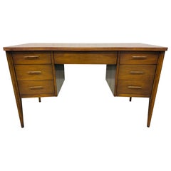 The Moderns Modern Broyhill Bureau en noyer Saga