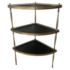 Eleganter Ecktisch im Stil von Ludwig XVI., der Maison Jansen zugeschrieben wird.