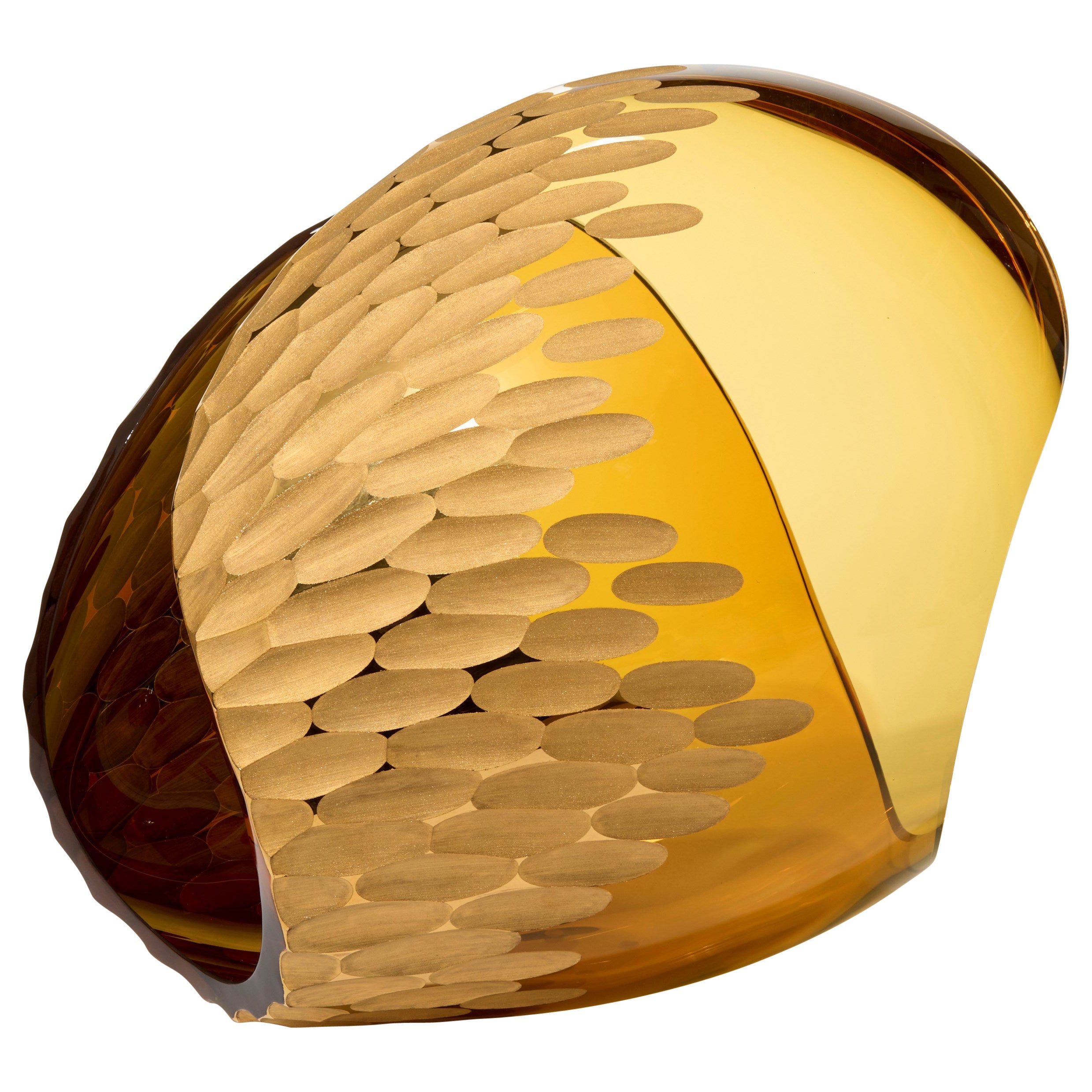 Planet in Cut Gold & Amber, una scultura in vetro tagliato e soffiato a mano di Lena Bergström