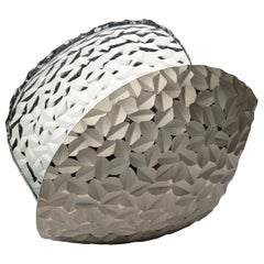 Planeta en Platino Facetado y Gris, escultura de vidrio soplado a mano de Lena Bergström