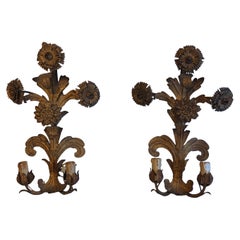 Coppia di apliques in metallo dorato con decorazioni a motivo vegetale