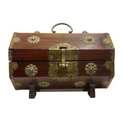 Caja octogonal china de palisandro del siglo XIX con monturas de latón