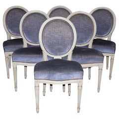 Splendide sedie da pranzo francesi con schienale ovale in velluto blu e verniciato bianco sporco