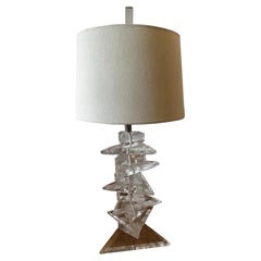 George Bullio Stacked Triangle Lucite Tischlampe - Karl Springer Style
