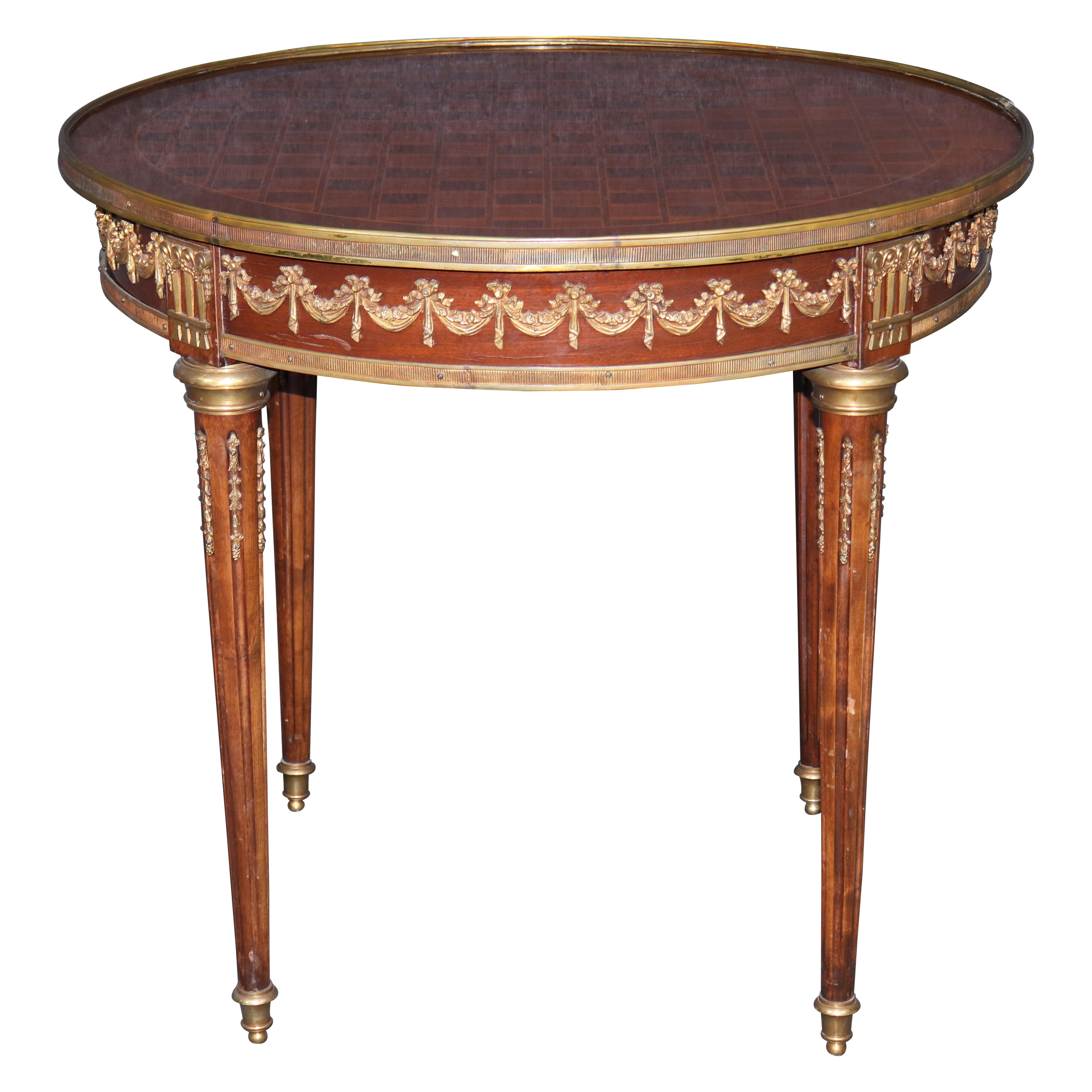 Mesa de centro francesa Luis XVI con incrustaciones de madera de tulipán y nogal montada en bronce