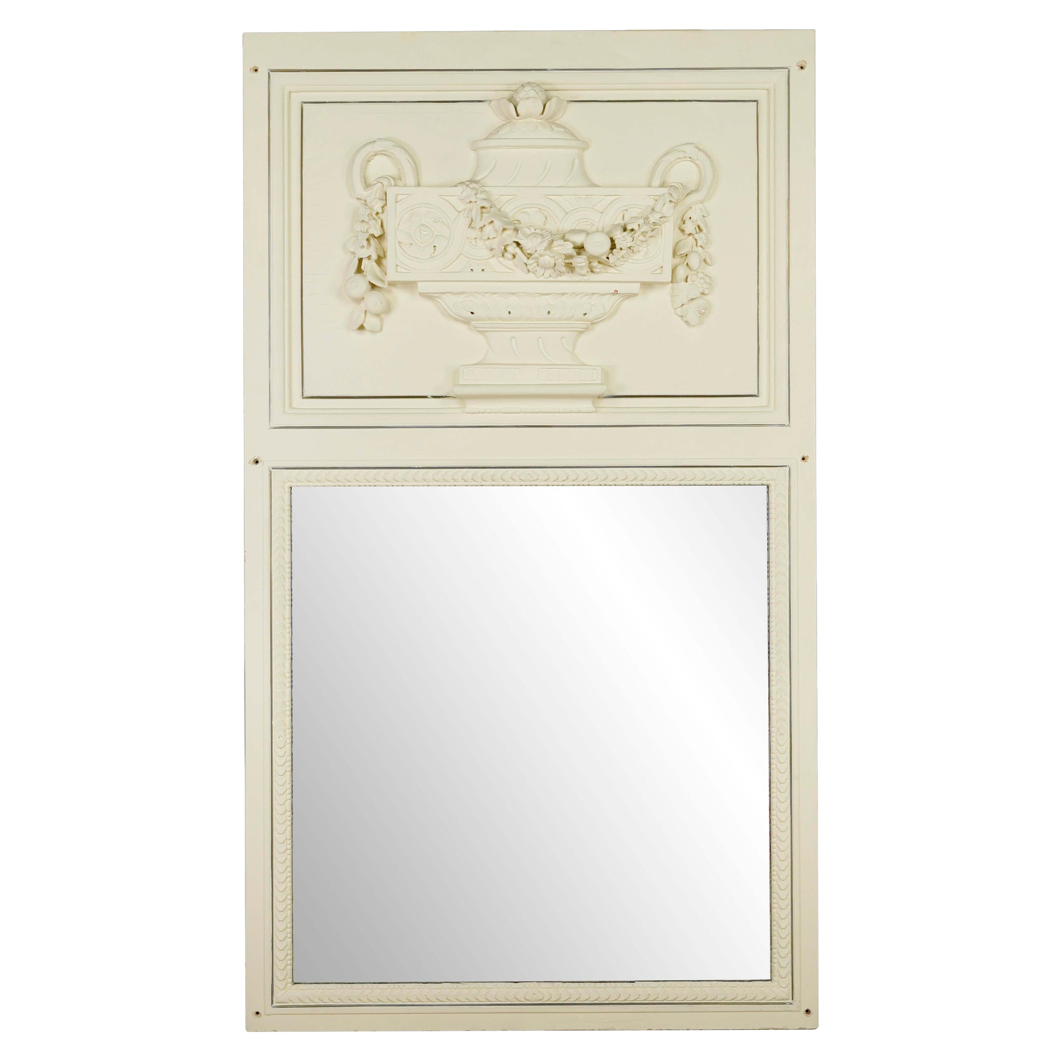 Miroir ancien en bois blanc sculpté en forme d'urne