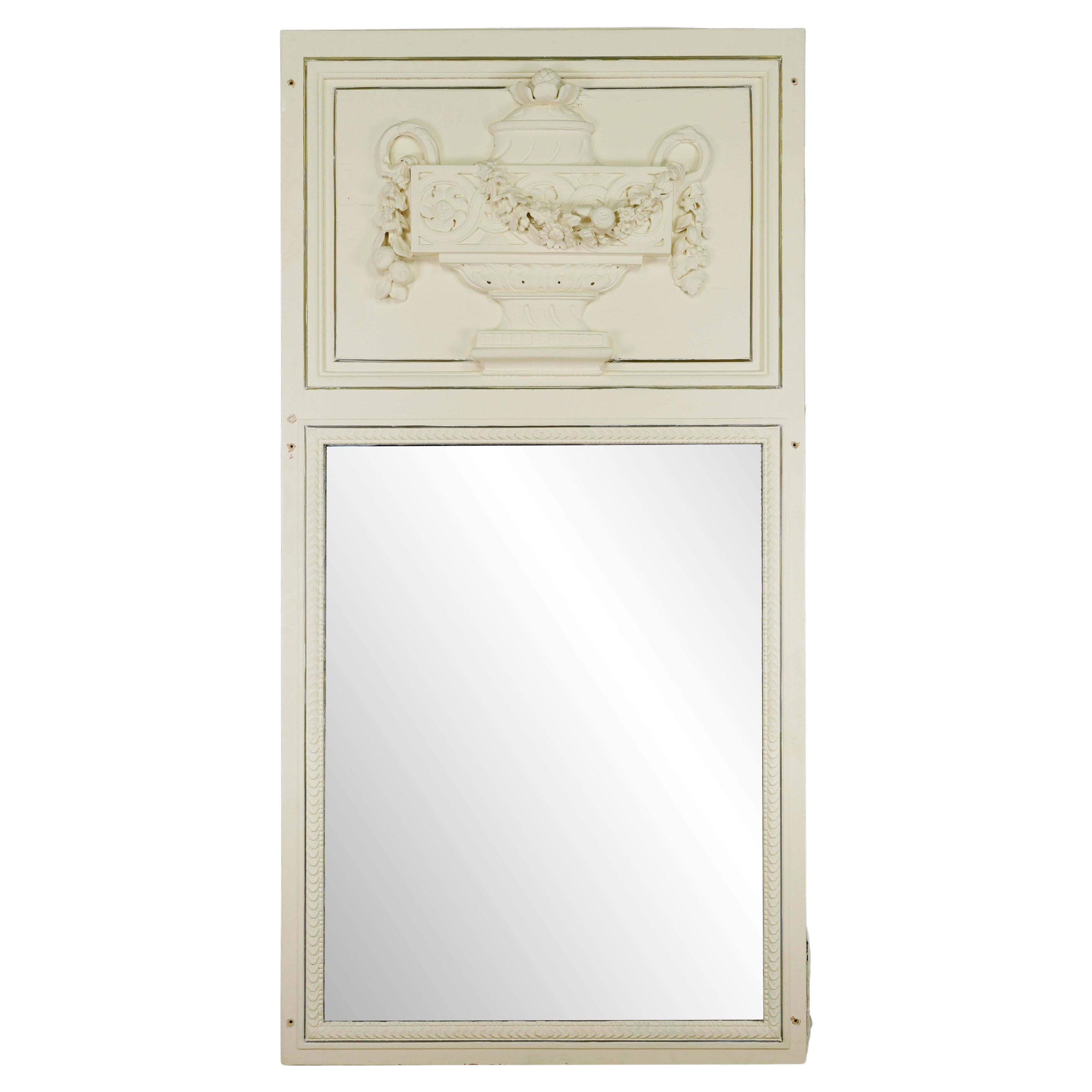 Miroir ancien en bois blanc sculpté en forme d'urne