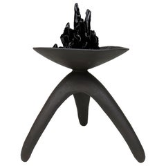 Challis de cerámica, marrón oscuro con centro escultórico esmaltado en negro "Metrópolis"