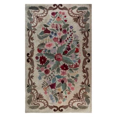 Tappeto con ganci americani antichi Doris Leslie Blau con sontuoso bouquet floreale