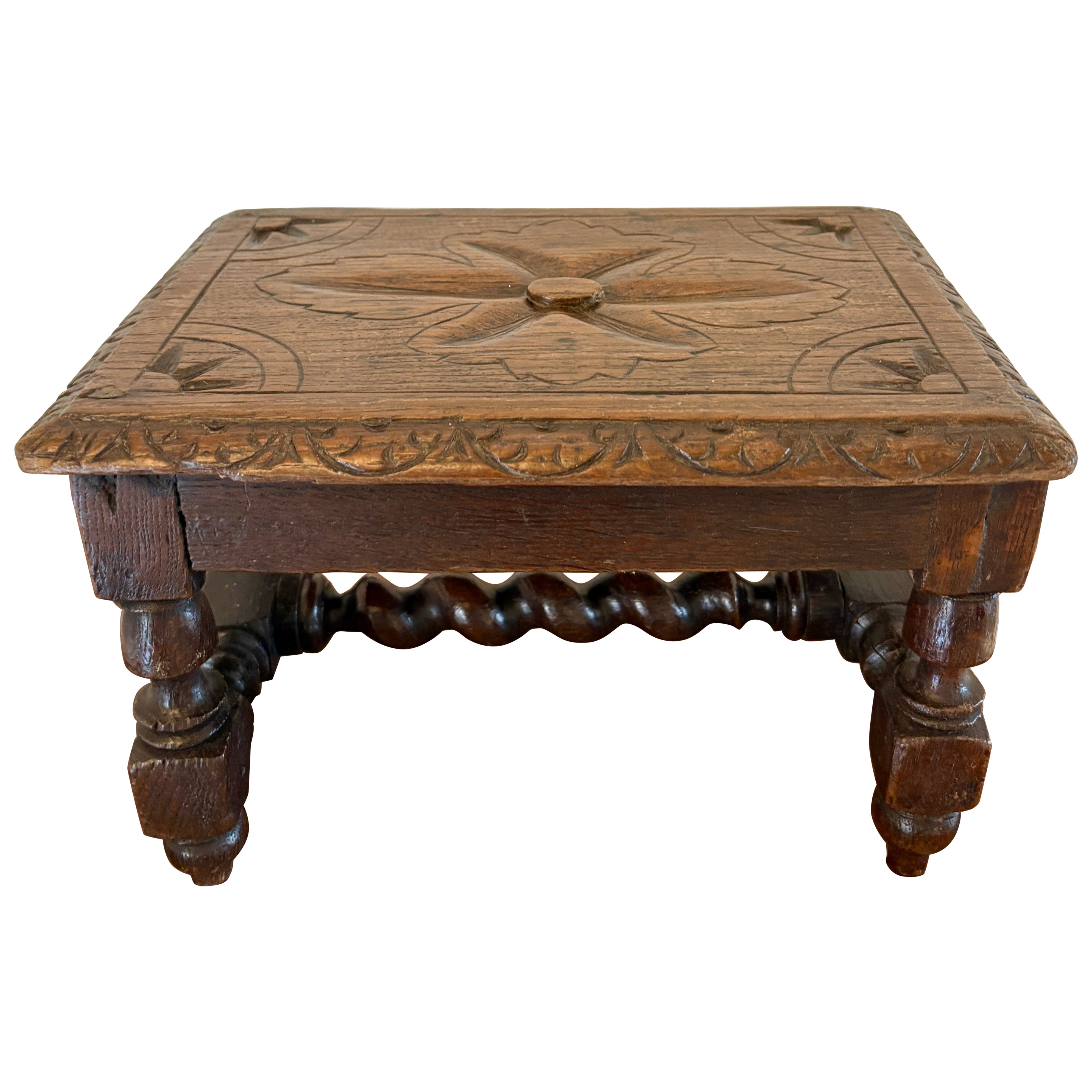 Mesa inusual de roble tallado de calidad victoriana antigua en miniatura