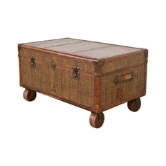 Baker Furniture Kampagnen-Couchtisch aus Rattan und Leder in Truhenform