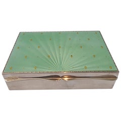 Humidificador o caja para puros o cigarrillos de plata y esmalte guilloché de Albert Carter