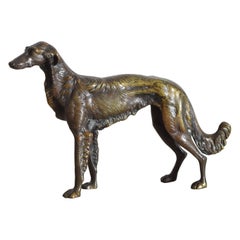 Magnifiquement sculpté en bronze le loup russe Borzoi
