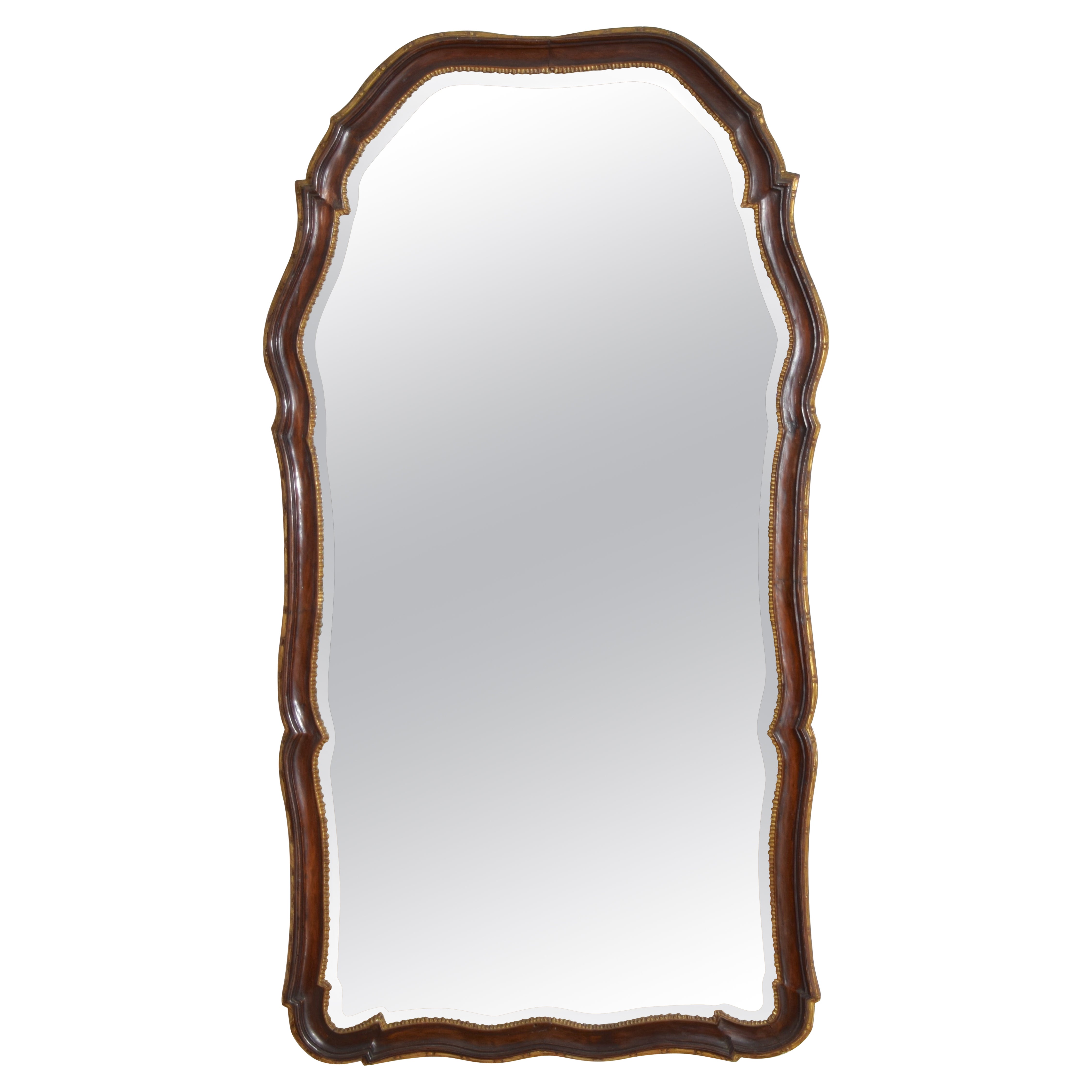 Italien, vénitien, miroir en forme de noyer et bois doré, 3e quart du 18e siècle en vente