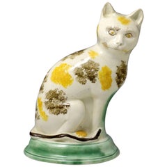 Figure en poterie anglaise ancienne représentant un chat assis avec des couleurs sous glaçure, fin du 18e siècle