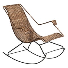 Chaise à bascule de designer brésilien, fer, rotin, Brésil, années 1950