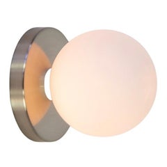 Globe-Wandleuchter von Research. Beleuchtung, gebürstetes Nickel, 5in-Glas, auf Bestellung gefertigt