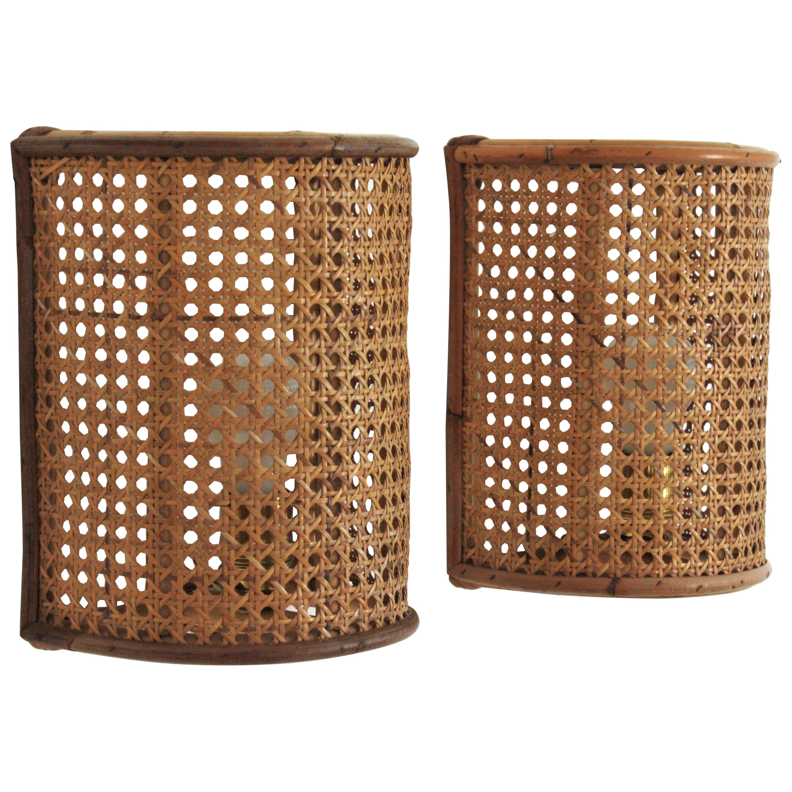 Coppia di lampade da parete in vimini intrecciato e rattan del Medioevo, Italia 1960